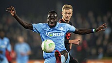 Alhaji Kamara z Randers (u míe) a Jaroslav Zelený z Jablonce.