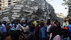 V nejvtím nigerijském mst Lagosu se zítila rozestavná 21patrová budova,...