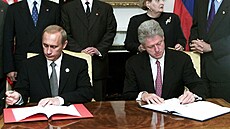 Ruský prezident Vladimir Putin po boku amerického prezidenta Billa Clintona....