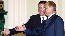 Ruský prezident Vladimir Putin po boku bývalého generálního tajemníka...