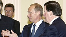 Ruský prezident Vladimir Putin po boku bývalého generálního tajemníka...