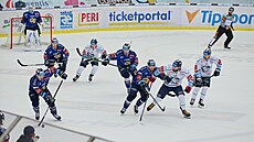 Hokejisté Zlína (v modrém) vyváží puk z vlastního pásma v utkání proti Liberci.