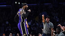 Carmelo Anthony z LA Lakers slaví trojku v utkání s Clevelandem.