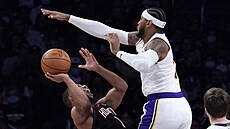 Carmelo Anthony z LA Lakers blokuje houstonského Erica Gordona.