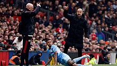 Trenér Manchesteru City Pep Guardiola sleduje za postranní �arou svého sv��ence...
