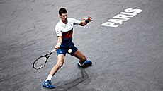 Novak Djokovi se odehrává mí v semifinále turnaje Masters v Paíi proti...