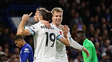 Mat�j Vydra z Burnley se raduje se spoluhrá�em Jayem Rodriguezem ze své branky...
