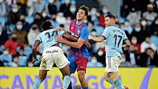 Barcelonsk Nicolas Gonzalez atakovan Renatem Tapiou z Celty Vigo.