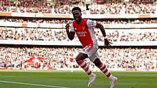 Bukayo Saka z Arsenalu slaví proti Watfordu první gól utkání, který ovem...
