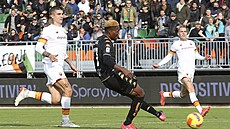 Benátský David Okereke stílí tetí a rozhodující gól v utkání s AS ím.