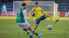 Vojt�ch Kubista z Jablonce posílá mí� na soupe�ovu polovinu v zápase proti...