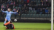 Slávista Michael Krmenčík dává gól brankáři Pardubic Marku Boháčovi.