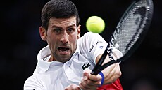 Novak Djokovi bhem finále dvouhry proti Daniilu Medvedvovi na turnaji...