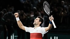 Radostný Novak Djokovi po svém triumfu na paíském turnaji.