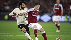 Aaron Cresswell z West Hamu drí mí ped dotírajícím liverpoolským Mohamedem...