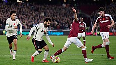 Mohamed Salah z Liverpoolu prochází obranou West Hamu.