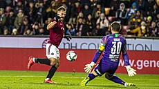 Matj Pulkrab dává tvrtý gól Sparty v zápase s Teplicemi.