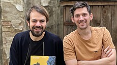 Luká� Csicsely (vlevo) pracoval na knize s ilustrátorem Vojt�chem �edou....