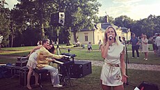 Lucie Koutníková zpívá v kapele ABBAcz