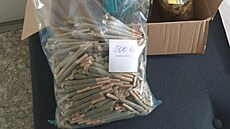 Trutnov�tí policisté zajistili v nelegálních p�stírnách rostliny konopí,...