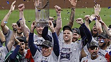 Manažer baseballistů Atlanta Braves Brian Snitker s trofejí pro vítěze Světové...