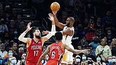 Chris Paul z Phoenixu p�ehrává duo New Orleans ve slo�ení Nickeil...