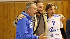 Hadravovi - otec Milan a synové Jan a Michael (zleva) po utkání Odoleny Vody v...