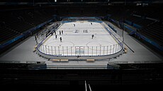 Trénink hokejist v hale, která bude hostit zimní olympijské hry v Pekingu.