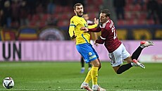 Admir Ljevakovi� z Teplic (vlevo) a Luká� Haraslín ze Sparty v ostrém souboji.