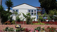 Pohled z ulice na d�m, který vznikl z oby�ejné malé chatky,