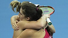 Kanadské tenistky Rebecca Marinová (vpravo) a , Gabriela Dabrowská se radují z...