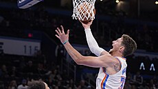 Mike Muscala z Oklahoma City skóruje v duelu se San Antoniem.