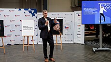 P�edseda �OV Ji�í Kejval p�i p�edstavení olympijské �epice.