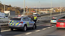 Policisté varovně vystřelili za řidičem v kradeném autě. Z Prahy ujel až do...