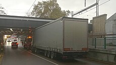 Řidič kamionu projel zákazy do podjezdu na ulici Jana Palacha v Pardubicích,...