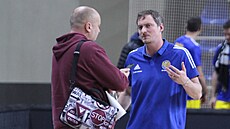 Asistent opavského trenéra Kry�tof Vl�ek (vpravo) p�i rozhovoru