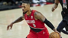 Damian Lillard z Portlandu útoí v zápase s LA Clippers.
