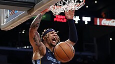 Brandon Clarke z Memphis Grizzlies sme�uje proti Los Angeles Lakers.