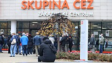 Lidé ekají ve front ped zákaznickým centrem energetické spolenosti EZ v...
