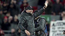 Liverpoolský trenér Jürgen Klopp mává fanouškům po vítězství 2:0 nad Atlétikem...
