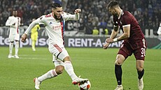 Rayan Cherki z Lyonu (vlevo) klikuje ped sparanským obráncem Ondejem...