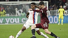 Thiago Mendes v dresu Lyonu v souboji se sparanským záloníkem Ladislavem...