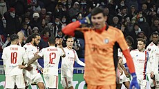 Fotbalisté Lyonu se radují z gólu do sít� pra�ské Sparty.