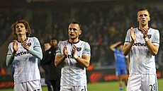 eské trio z West Hamu (zleva) Alex Král, Vladimír Coufal a Tomá Souek dkuje...