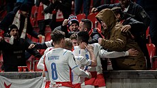 Fotbalisté Slavie se radují s fanoušky z gólu Jana Kuchty proti Maccabi Haifa.