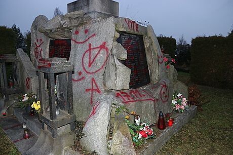 Neznámý pachatel posprejoval ervenou barvou na ústedním olomouckém hbitov...