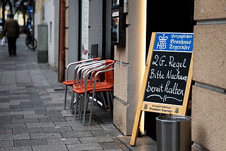 Pro vstup do restaurace v Bavorsku platí pravidlo 2G, tedy lockdown pro...