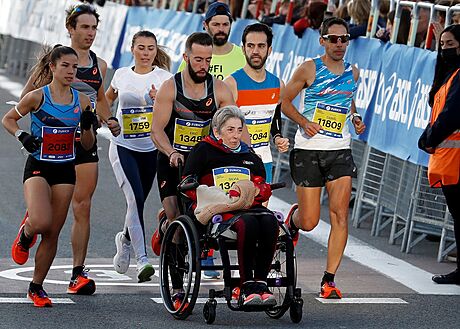 panlský bec Eric Domingo s nemocnou maminkou v cíli maratonu v Barcelon.