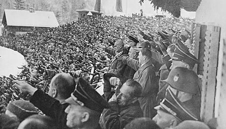 Momentka ze zahájení her v Ga-Pa v roce 1936, vpravo Adolf Hitler