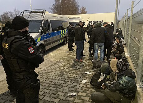 Policisté nali v kamionu u Ostrovaic na Brnnsku 15 nelegálních migrant....